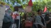 Manifestantes propalestinos celebran el cambio de política de inversión de universidad en California