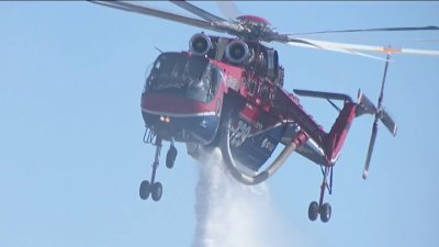 Bomberos continúan combatiendo incendio en Del Mar Heights