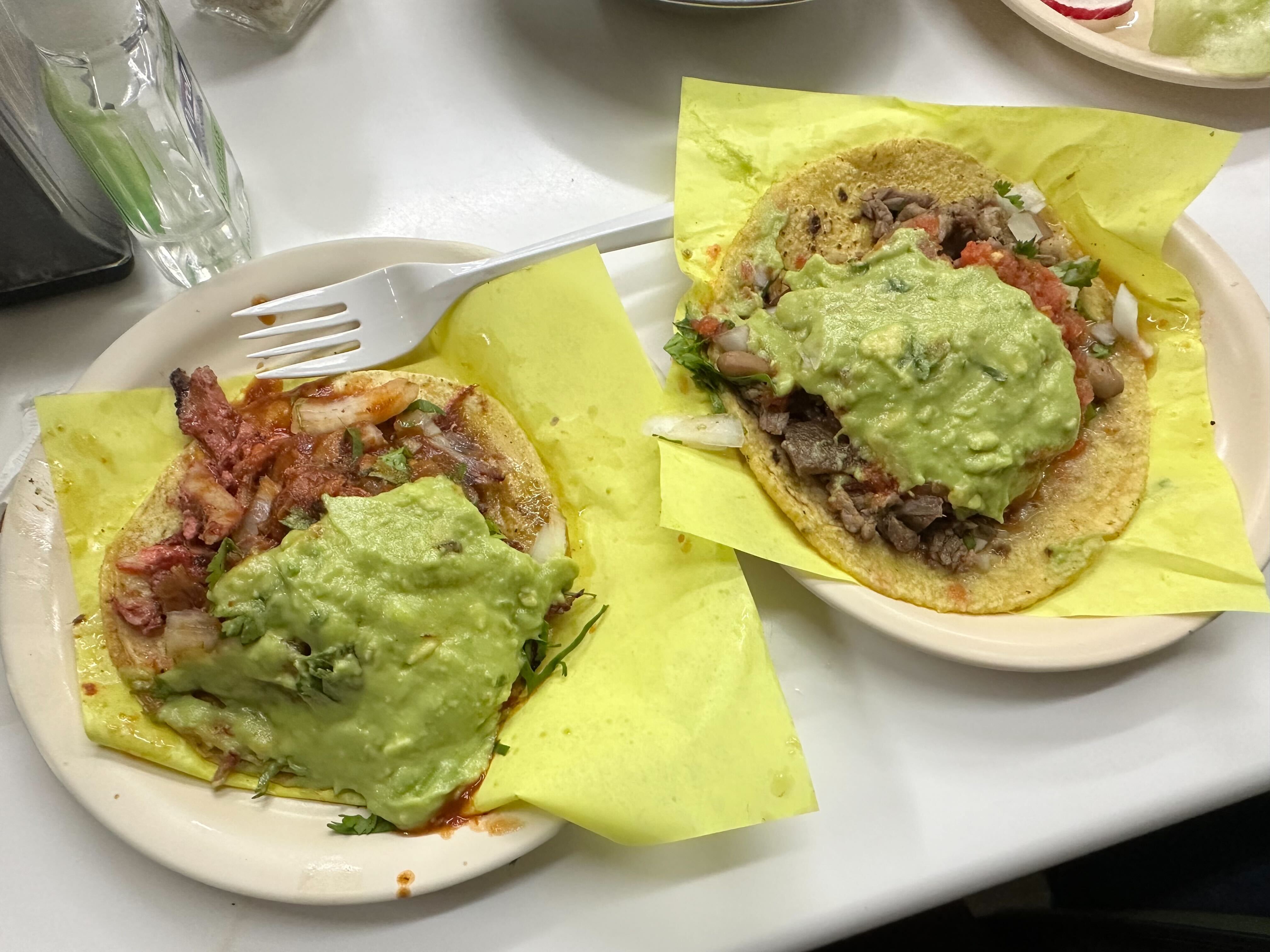 Adobada (izquierda) y carne asada (derecha) tacos cubiertos de guacamole en Tacos El Franco en Tijuana, México. (NBC 7 San Diego)