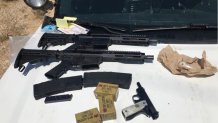 Otros dos rifles tipo AR, una pistola, cargadores y municiones de fabricación rusa, todo lo cual, según los fiscales, fueron intercambiados por drogas. Foto cortesía de la Oficina del Fiscal Federal del Distrito Sur de California