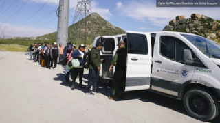 Migrantes son procesados por los agentes de la Patrulla Fronteriza de EE.UU. después de cruzar la frontera entre EE.UU. y México, días después de que el presidente Biden firmara una orden ejecutiva para cambiar la política fronteriza, el 9 de junio de 2024, en Jacumba Hot Springs, CA.