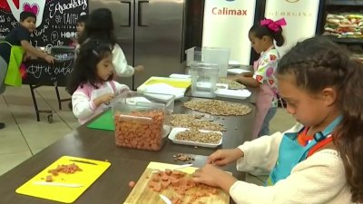 Niños ayudan a preparar alimentos para los albergues