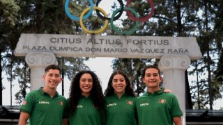 De izquierda a derecha, los clavadistas mexicanos Kevin Berlín, Gabriela Agúndez, Alejandra Orozco y Randal Willars posan para una foto en el Comité Olímpico Mexicano de la capital de su país, el viernes 7 de junio de 2024.