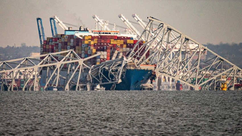 El portacontenedores Dali tras chocar contra el puente Francis Scott Key que se derrumbó sobre el río Patapsco en Baltimore, Maryland, EEUU, el martes 26 de marzo de 2024.