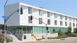 El edificio cuenta con 52 unidades para personas mayores que se han quedado sin hogar y tienen necesidades médicas crónicas, informa Shelby Bremer, de NBC 7.