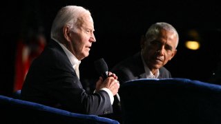 El presidente Joe Biden junto al exmandatario, Barack Obama, en un reciente evento.