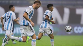 Jugadores de Argentina celebran un gol ante Ucrania, este martes, en Lyon, Francia.