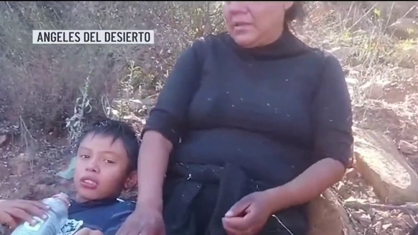 Emmanuel de 9 años y su madre Reyna, fueron engañados y abandonados por traficantes de personas