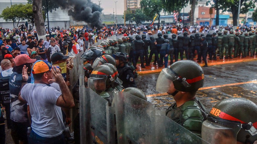 TOPSHOT – Demonstrators confront riot police during a protest against Venezuelan President Nicolas Maduro’s government in Puerto La Cruz, Anzoategui state, Venezuela on July 29, 2024, a day after the Venezuelan presidential election. Venezuela braced for new demonstrations July 30, after four people died and dozens were injured when the authorities broke up protests against President Nicolas Maduro’s claim of victory in the country’s hotly disputed weekend election. (Photo by Carlos Landaeta / AFP) (Photo by CARLOS LANDAETA/AFP via Getty Images)