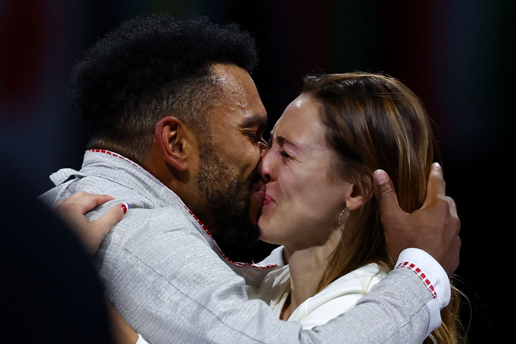 El francés Bolade Apithy celebra con su esposa, la esgrimista francesa Manon Apithy-Brunet, después de que Francia ganara la medalla de bronce en sable masculino por equipos contra el equipo de Irán durante los Juegos Olímpicos de París 2024 en el Grand Palais de París, el 31 de julio de 2024.  (Foto de FRANCK FIFE/AFP vía Getty Images)