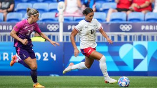 Sophia Smith, número 11 de Estados Unidos, es perseguida por Kathrin Hendrich, número 3 de Alemania, durante la primera mitad del partido de semifinales femeninas durante los Juegos Olímpicos de París 2024 en el Stade de Lyon el 6 de agosto de 2024 en Lyon, Francia.