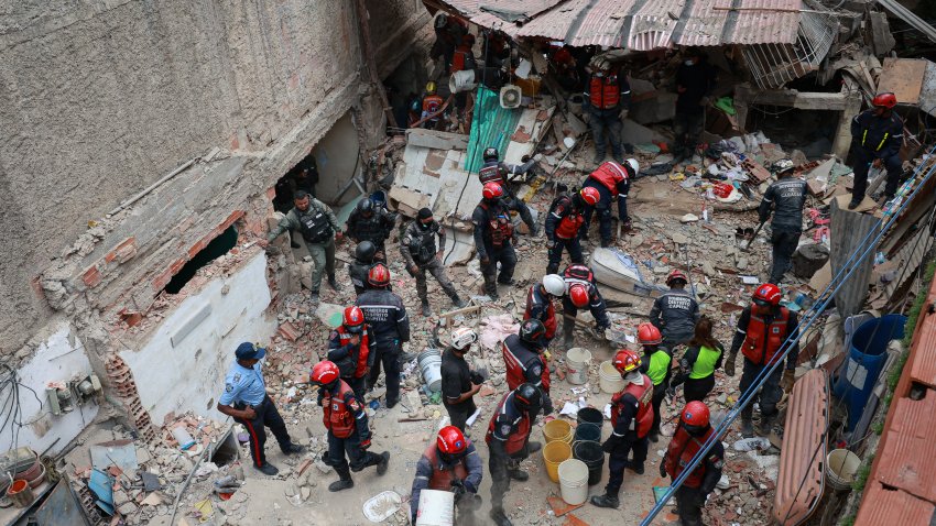 dpatop – 12 August 2024, Venezuela, Caracas: Security and rescue workers carry out rescue operations after an explosion in the La Unión de Petare neighborhood in the state of Miranda, east of Caracas. In Venezuela, there have been several casualties following a gas explosion in an apartment building. Photo: Jesus Vargas/dpa (Photo by Jesus Vargas/picture alliance via Getty Images)