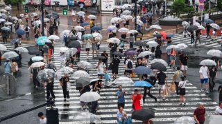 La llegada de un potente tifón tiene en alerta a Japón.