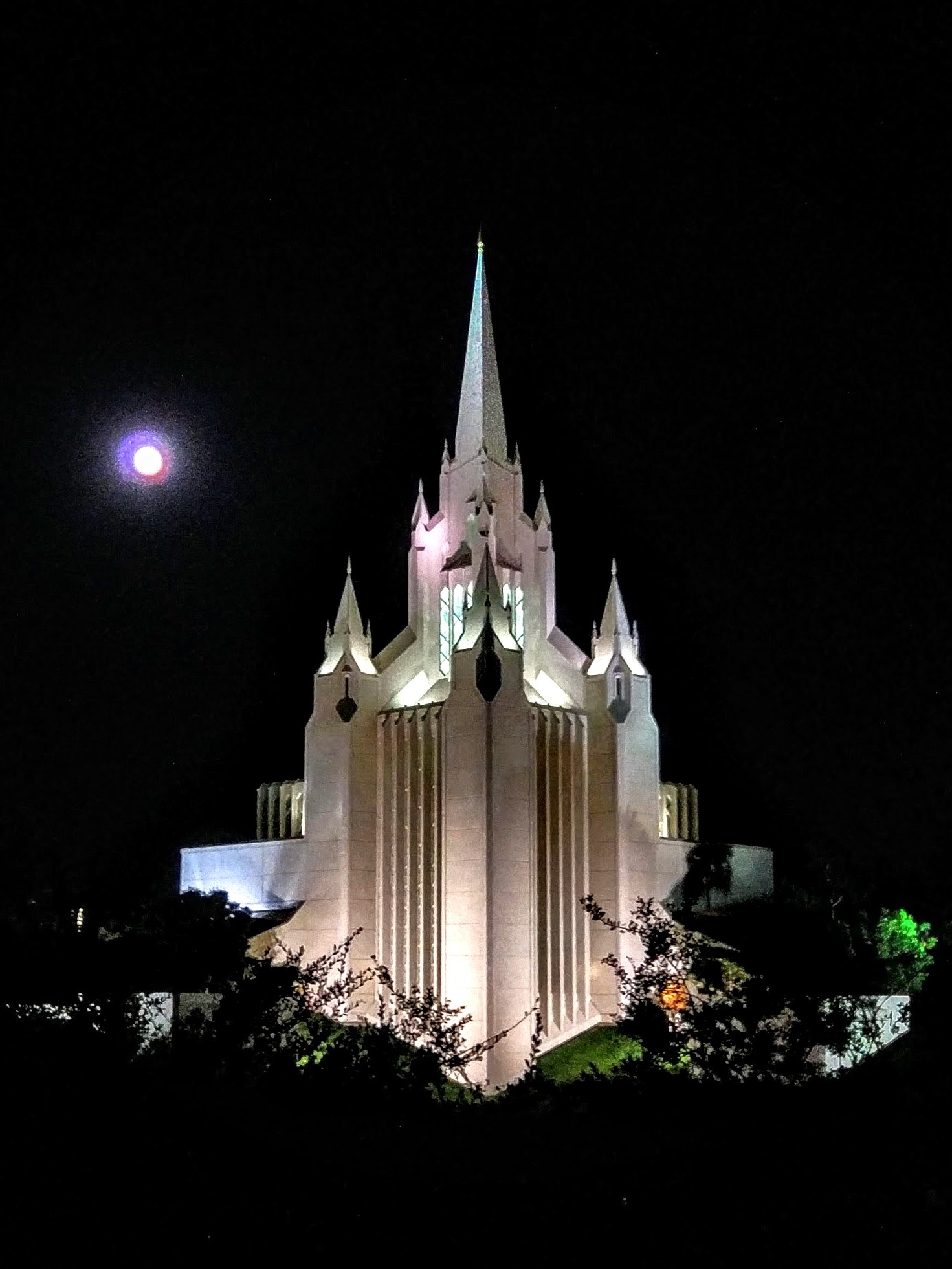 Superluna sobre el templo mormón de San Diego. 19 de agosto 2024. Crédito: James Chacona.