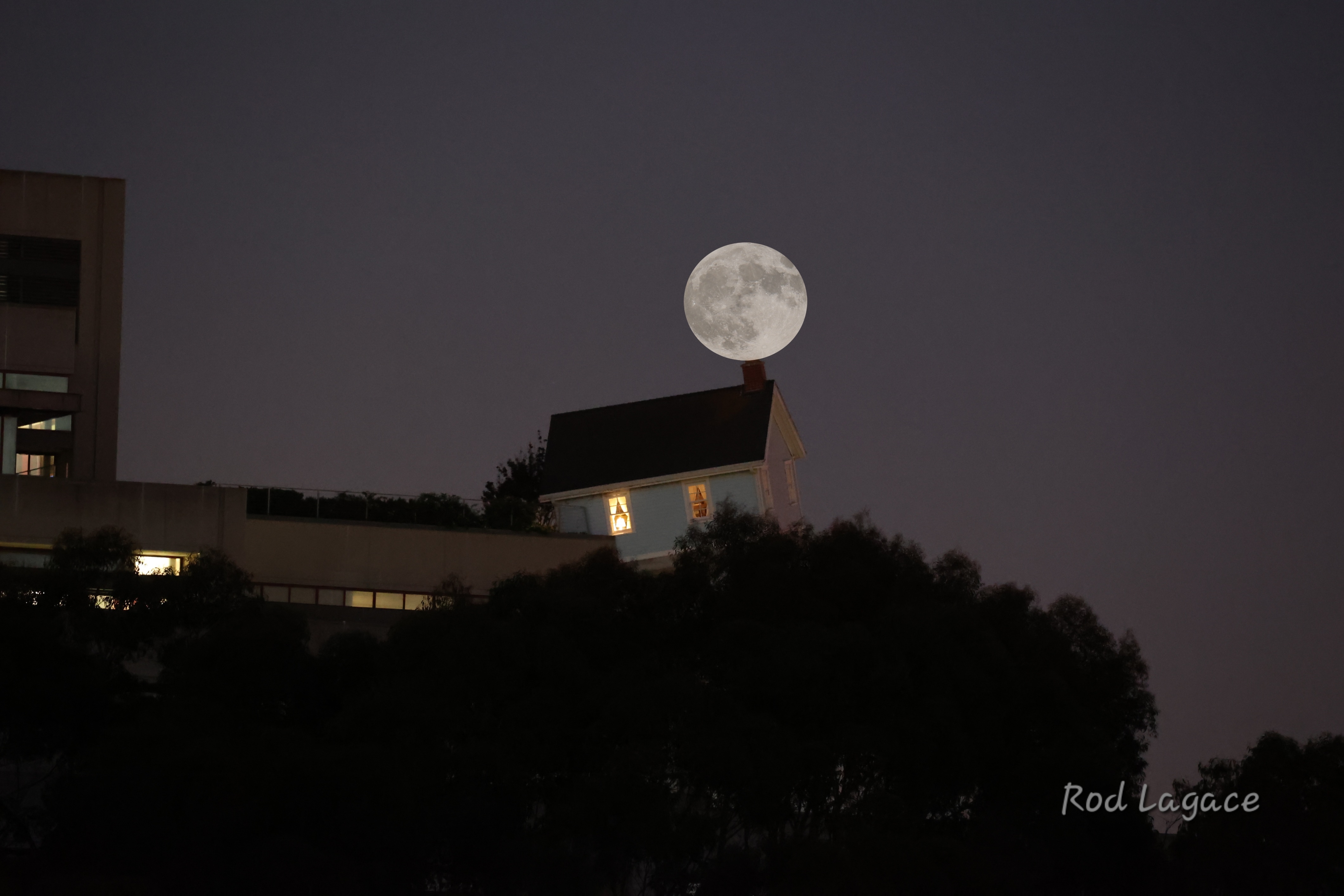 Orto de la superluna sobre el edificio conocido como el Fallen Star en UCSD. 19 de agosto 2024. Crédito: Rod Lagace.