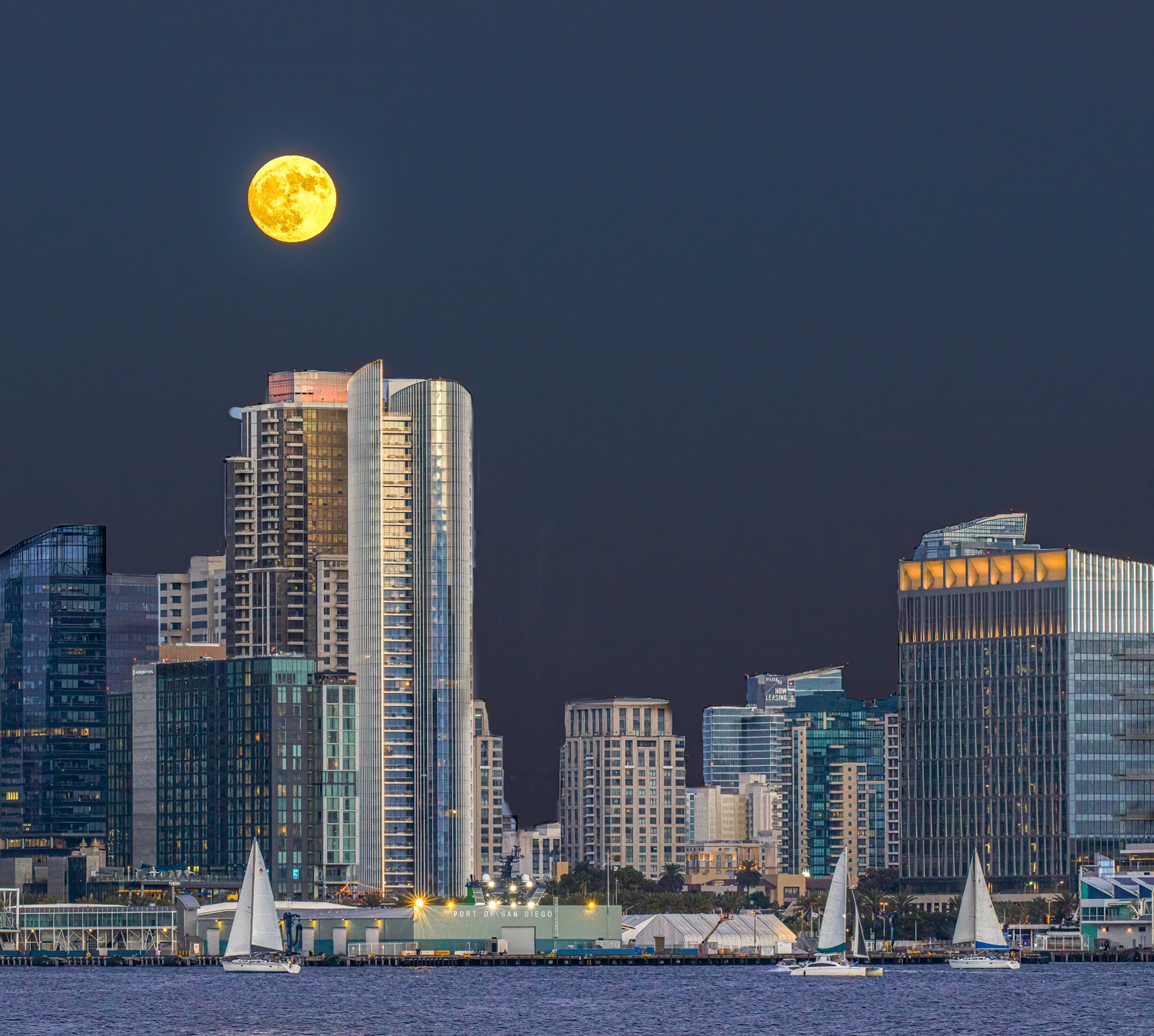 <strong>Superluna sobre la ciudad de San Diego. 18 de agosto 2024. Cortesía: Steve Deck.</strong>