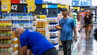 Varias personas compran en un Walmart Superstore en Secaucus, Nueva Jersey, el 11 de julio de 2024.