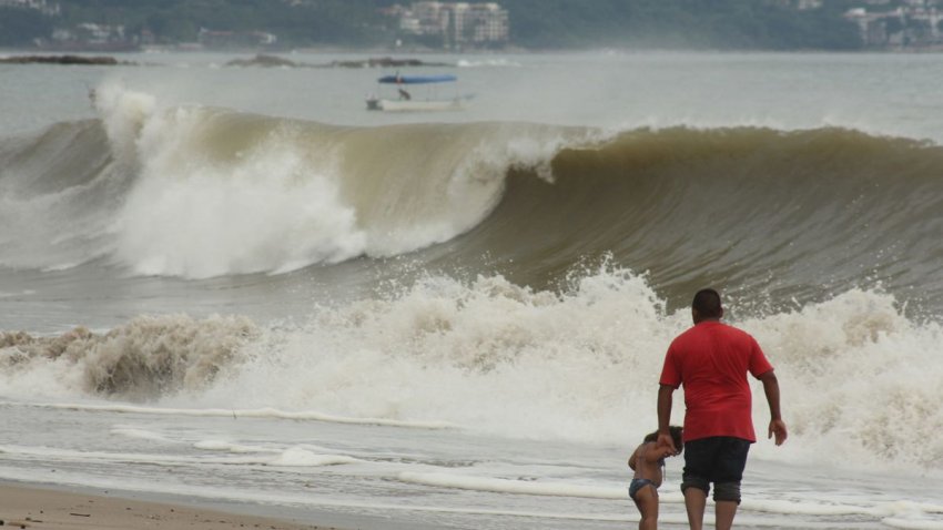 Un hombre y su hijo observan la turbulencia marítima en las playas de Puerto Vallarta (México). Imagen de archivo. EFE/Francisco Pérez