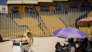 Un mural en el muro fronterizo visibiliza a veteranos deportados de EE.UU. a México. 27 de agosto 2024.