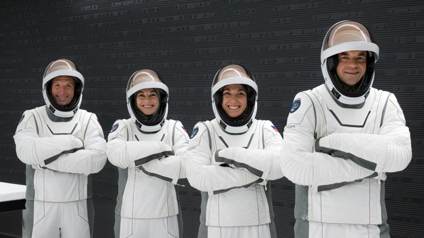 Fotografía cedida por Polaris Program de los cuatro tripulantes de la misión el comandante Jared Isaacman (d), el piloto Scott ‘Kidd’ Poteet (i), y las especialistas Sarah Gillis (2d) y Anna Menon (2i), posando con sus trajes en el Kennedy Space Center en Merritt Island, Florida (EE. UU). EFE/John Kraus/Polaris Program