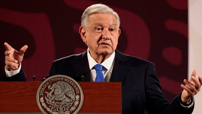 El presidente de México, Andrés Manuel López Obrador, habla durante su conferencia de prensa matutina este lunes, en el Palacio Nacional de Ciudad de México (México). EFE/ José Méndez