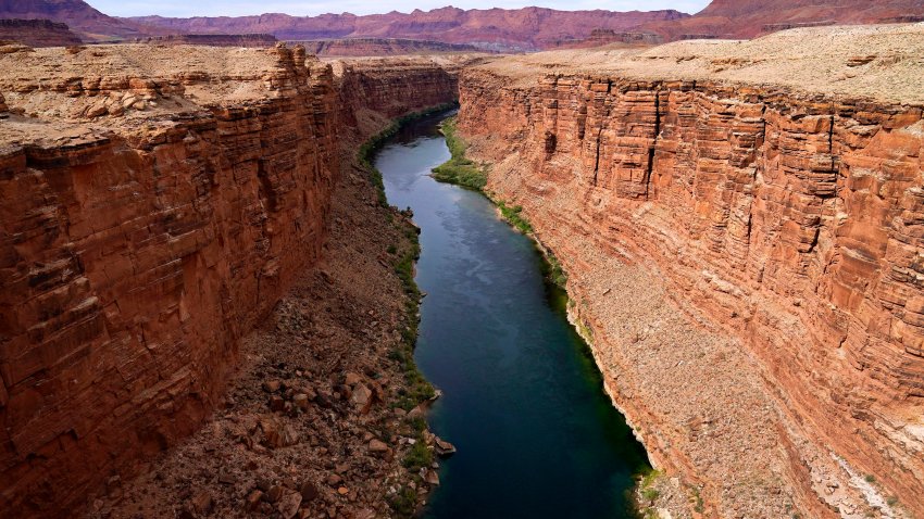 ARCHIVO – Esta fotografía muestra el río Colorado en su cuenca alta, el 29 de mayo 2021, en Lees Ferry, Arizona. (Foto AP/ Ross D. Franklin, Archivo)
