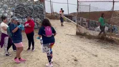 Decenas de voluntarios realizan limpieza de las Playas de Tijuana