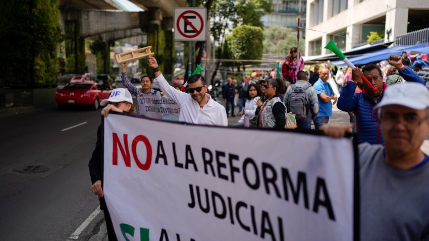 Trabajadores judiciales sindicalizados en huelga protestan contra una reforma propuesta por el gobierno que haría que todos los jueces sean elegidos por voto popular, el miércoles 21 de agosto de 2024, frente a un tribunal federal de la Ciudad de México. (AP Foto/Eduardo Verdugo)