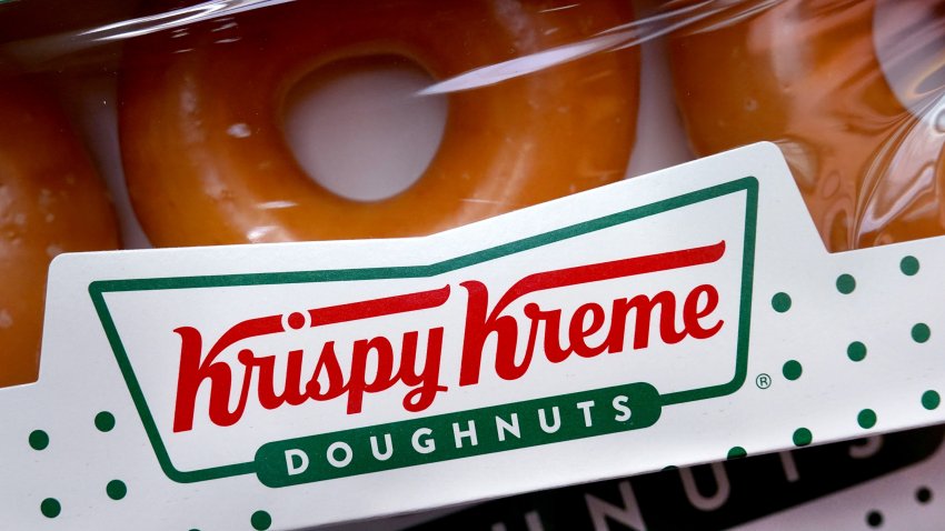 CHICAGO, ILLINOIS – 05 DE MAYO: Donuts Original Glazed se venden en una tienda Krispy Kreme el 05 de mayo de 2021 en Chicago, Illinois. La cadena de donuts informó ayer de que planea volver a sacar la empresa a bolsa. La empresa salió a bolsa en 2000, pero tuvo dificultades antes de ser adquirida por JAB Holding Company en 2016. (Ilustración fotográfica de Scott Olson/Getty Images)