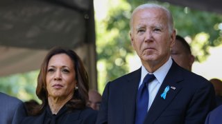 La candidata presidencial demócrata, la vicepresidenta de Estados Unidos, Kamala Harris, y el presidente de Estados Unidos, Joe Biden, se unen a familiares y amigos en la Zona Cero para honrar las vidas de quienes perdieron la vida en el 23.º aniversario de los ataques terroristas del 11 de septiembre de 2001, en el World Trade Center el 11 de septiembre de 2024 en la ciudad de Nueva York.