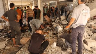 Palestinos inspeccionan los daños en el lugar de un ataque israelí contra una escuela que alberga a palestinos desplazados en el barrio de Zaytoun de la ciudad de Gaza el 21 de septiembre de 2024.