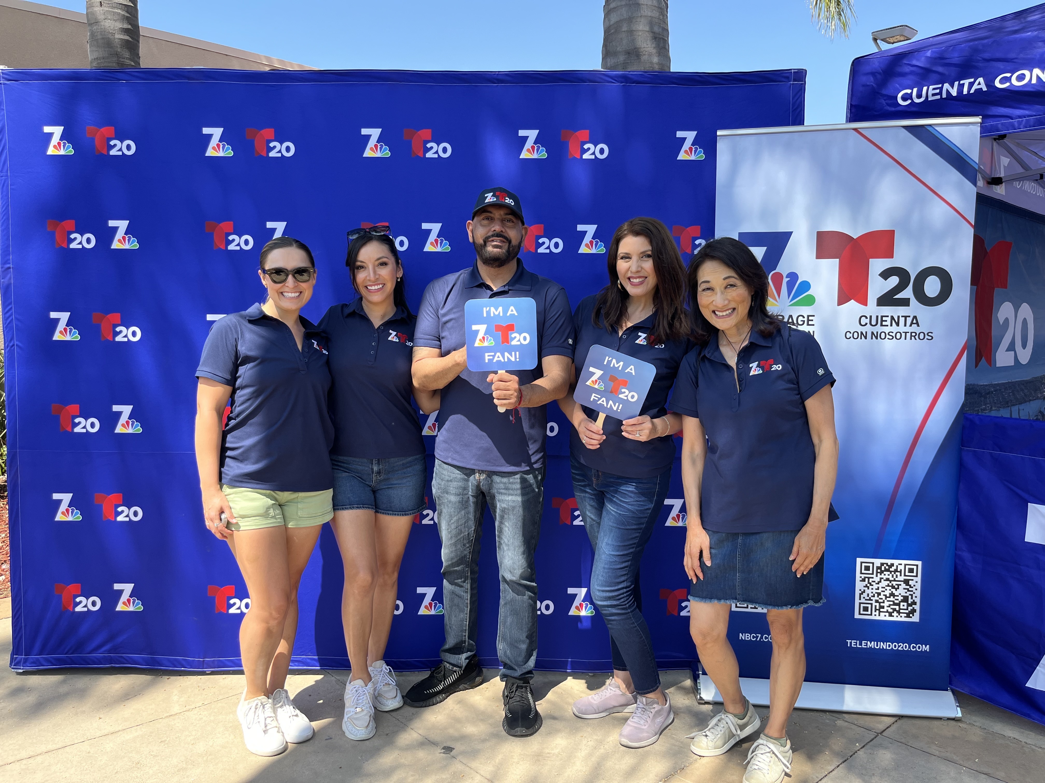 Empleados de NBC 7 y Telemundo 20 posan para una foto en la décima jornada anual de adopción de mascotas Clear the Shelters en el campus de Gaines Street de la Sociedad Humanitaria de San Diego, el sábado 7 de septiembre de 2024.