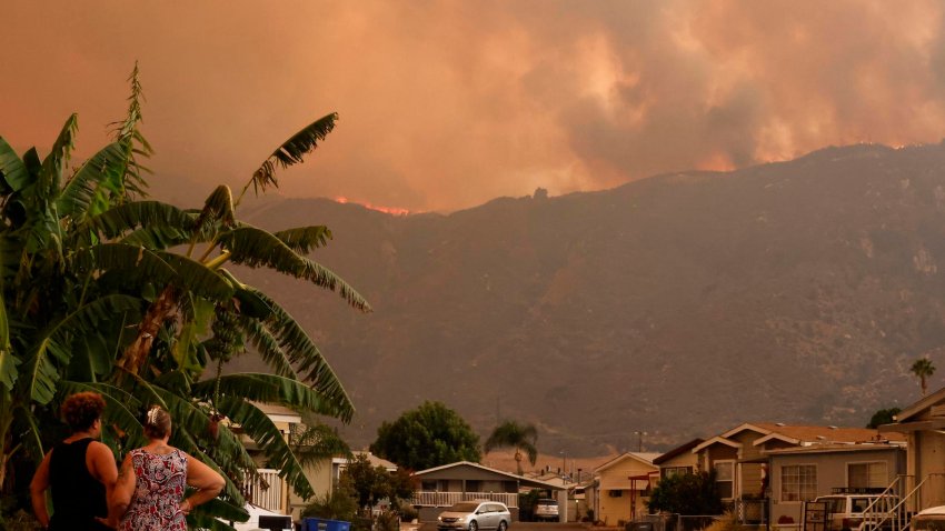 Tres grandes incendios forestales arrasan sin control el sur de California