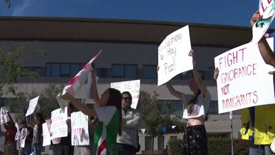 Polémica por letreros contra migrantes indocumentados colocados en una universidad