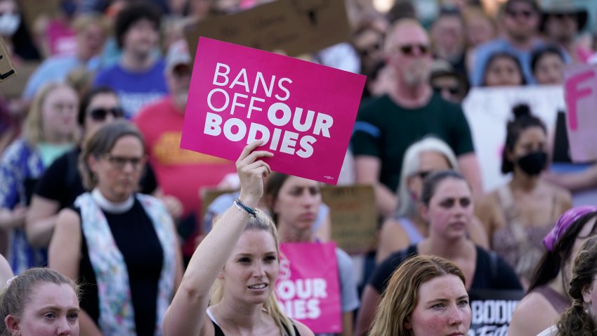 ARCHIVO – Manifestantes a favor del derecho al aborto participan en una concentración frente al capitolio estatal en Lansing, Michigan, el 24 de junio de 2022. (Foto AP/Paul Sancya, Archivo)