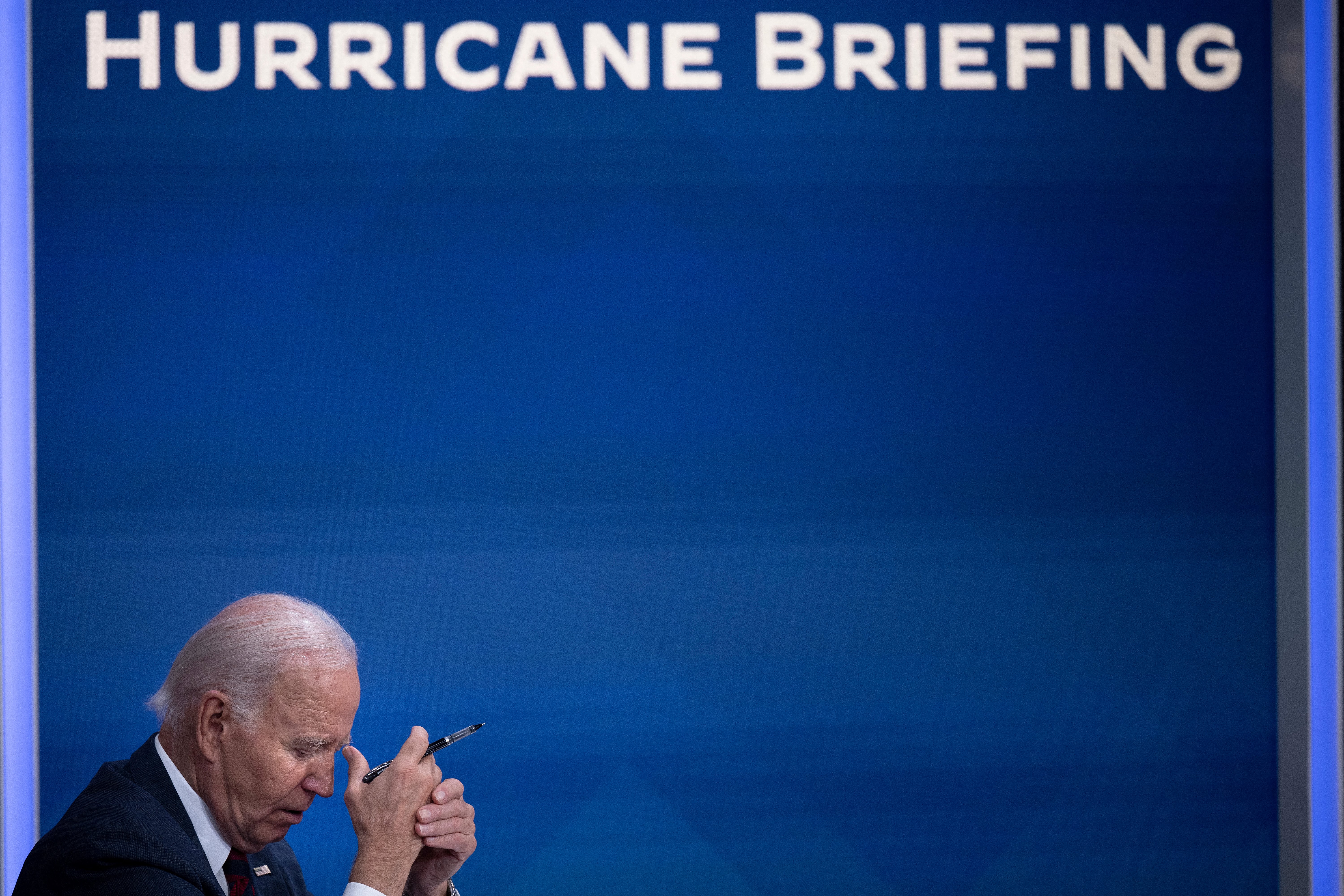 El presidente Joe Biden escucha durante una sesión informativa sobre el huracán Milton en el edificio de oficinas ejecutivas Eisenhower el 9 de octubre de 2024 en Washington, DC.