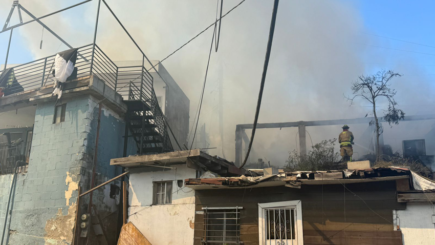 Bomberos durante el incendio de 4 viviendas en Tijuana. Foto> Depto. Bomberos