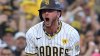 Los Padres de San Diego lucen con estilo sus collares durante el partido de béisbol