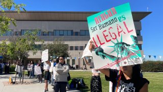 Estudiantes de la Universidad Estatal de California San Marcos denunciaron letreros que invitan a la deportación de familias. 24 de octubre 2024.