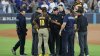 Fanáticos de los Dodgers arrojan objetos al campo durante el juego de playoffs contra los Padres