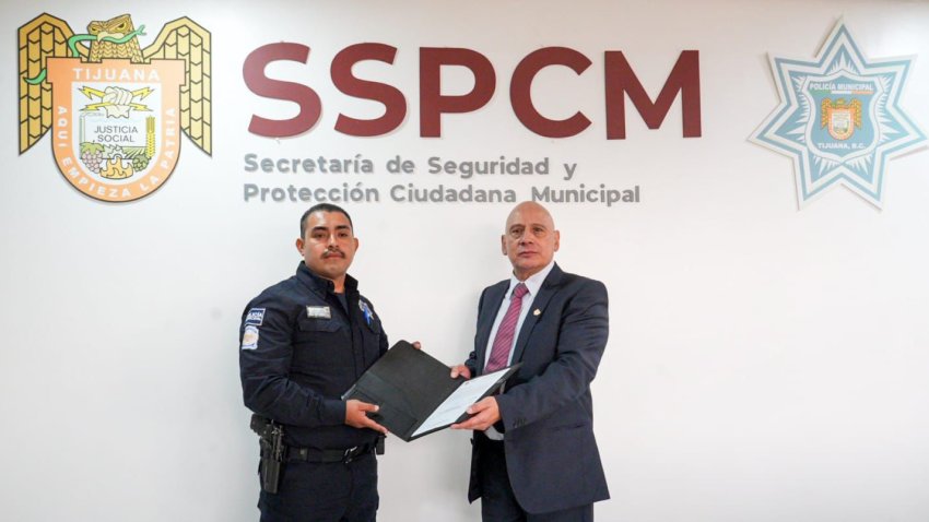 El nuevo director de la Policía y Tránsito Juan Carlos Hernández y el Secretario de Seguridad Juan Manuel Sánchez Rosales. Foto Ayto Tijuana