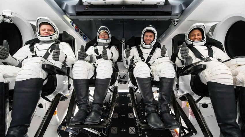 Fotografía del viernes 12 de enero de 2024 cedida por SpaceX de la tripulación de la misión Crew-8 de la NASA de izquierda a derecha los astronautas de la NASA la especialista de la misión, Jeanette Epps; el comandante, Matthew Dominick; el piloto, Michael Barratt, y el especialista de la misión, el cosmonauta de Roscosmos, Alexander Grebenkin, mientras participan en la una prueba de interfaz en la Estación Espacial de Cabo Cañaveral en Florida (EE.UU).