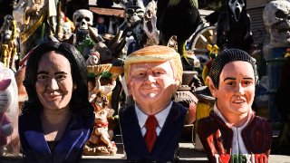 Fotografía de unas figuras del candidato a la presidencia de Estados Unidos, el expresidente y candidato republicano Donald Trump (c), de la candidata demócrata Kamala Harris (i) y de la presidente de México, Claudia Sheinbaum, este martes en Tijuana (México).