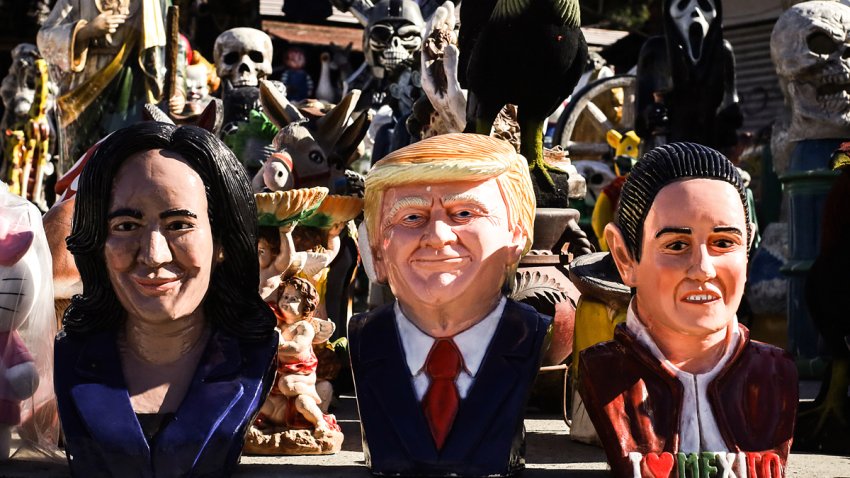 Fotografía de unas figuras del candidato a la presidencia de Estados Unidos, el expresidente y candidato republicano Donald Trump (c), de la candidata demócrata Kamala Harris (i) y de la presidente de México, Claudia Sheinbaum, este martes en Tijuana (México). EFE/Joebeth Terríquez