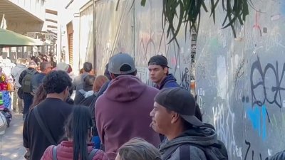 Residentes fronterizos en Tijuana hacen largas filas para cruzar a votar a San Diego