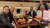 Trump vuelve a crear polémica con imagen junto a Kennedy Jr. comiendo McDonald’s