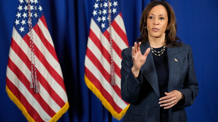 La candidata demócrata presidencial y actual vicepresidenta Kamala Harris habla con reporteros tras hablar durante un servicio religioso en Greater Emmanuel Institutional Church of God in Christ, el domingo 3 de noviembre de 2024, en Detroit. (AP Foto/Jacquelyn Martin)