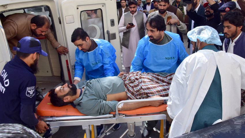 Parameédicos y voluntarios transportan a una víctima herida de la explosión de una bomba en la localidad de Mastung, a su llegada a un hospital en Quetta, Pakistán, el viernes 1 de noviembre de 2024. (AP Foto/Arshad Butt)