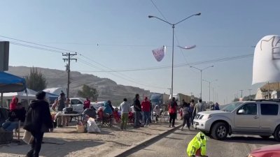 Residentes del Maclovio Rojas mantienen bloqueo en la carretera Tijuana-Tecate