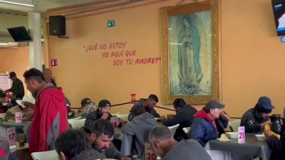 Migrantes en Tijuana esperan un milagro de la Virgen de Guadalupe